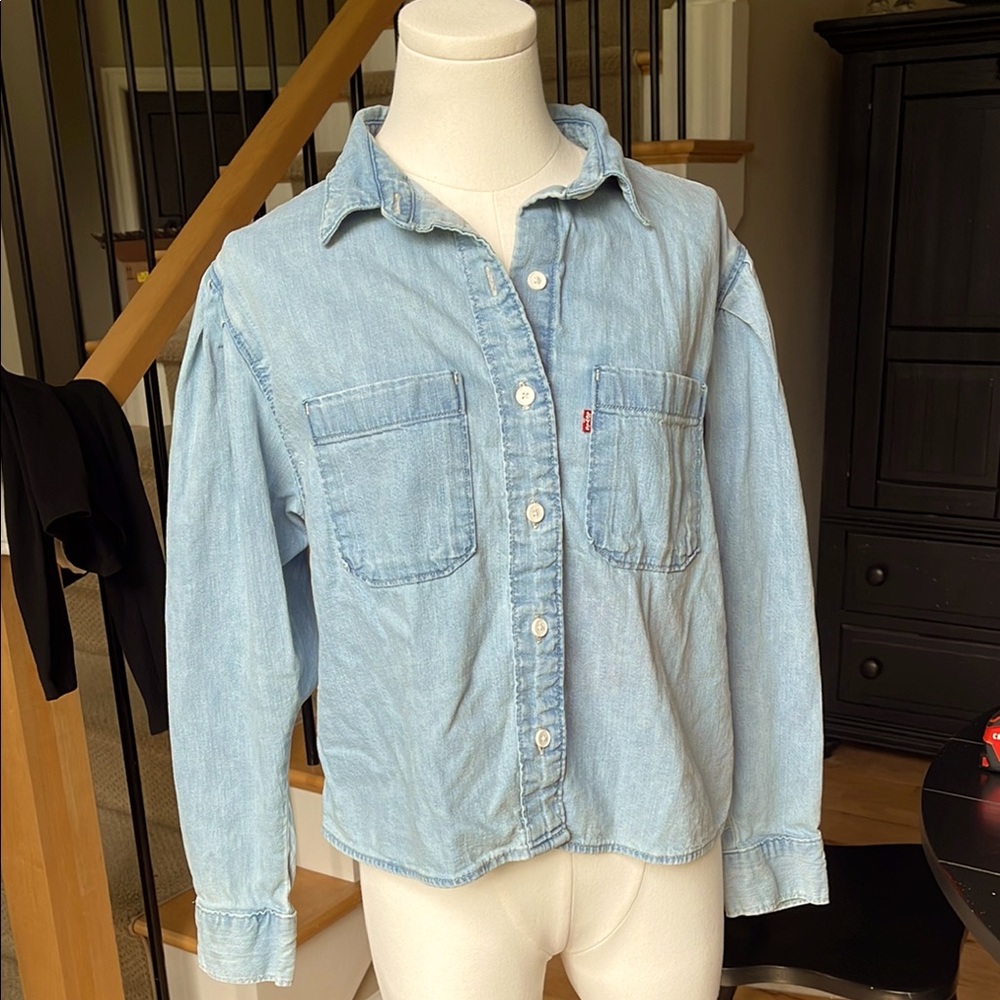 Levi’s cropped shirt w/ puffed sleeves size XS but would fit small